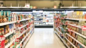 VIDEO Trei indivizi din Neamț au atacat cu bestialitate un bărbat în supermarket. Procurorul de caz nu a solicitat și arestul preventiv